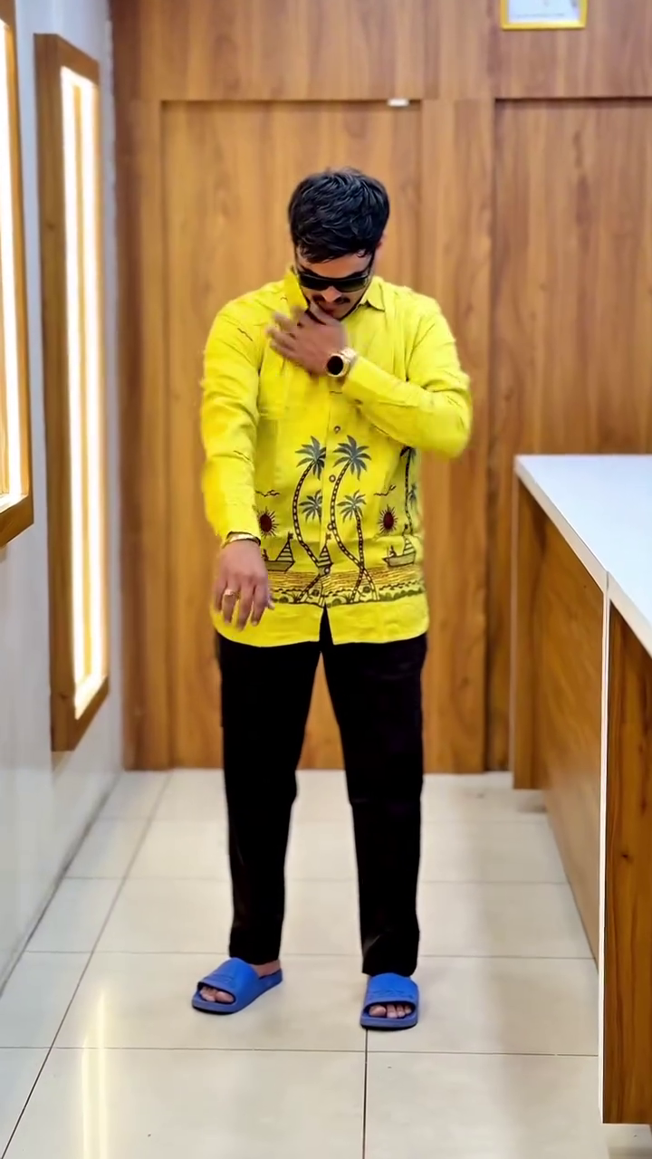 Stylish Casual Men’s Outfit with Graphic Yellow Shirt
