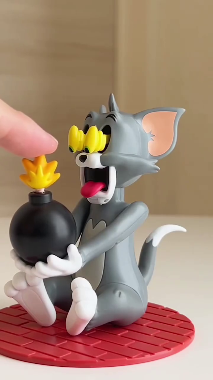 Funny Cartoon Bomb Toy – Tom’s Crazy Reaction