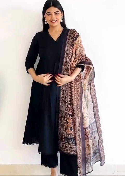🖤 Classic Black Suit with Printed Dupatta – Timeless Ethnic Grace!